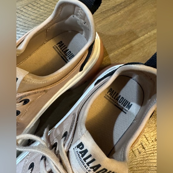 Palladium Pallawave Lo Metro Revolt Line Sneaker Boots in Like New Condition - Picture 13 of 16